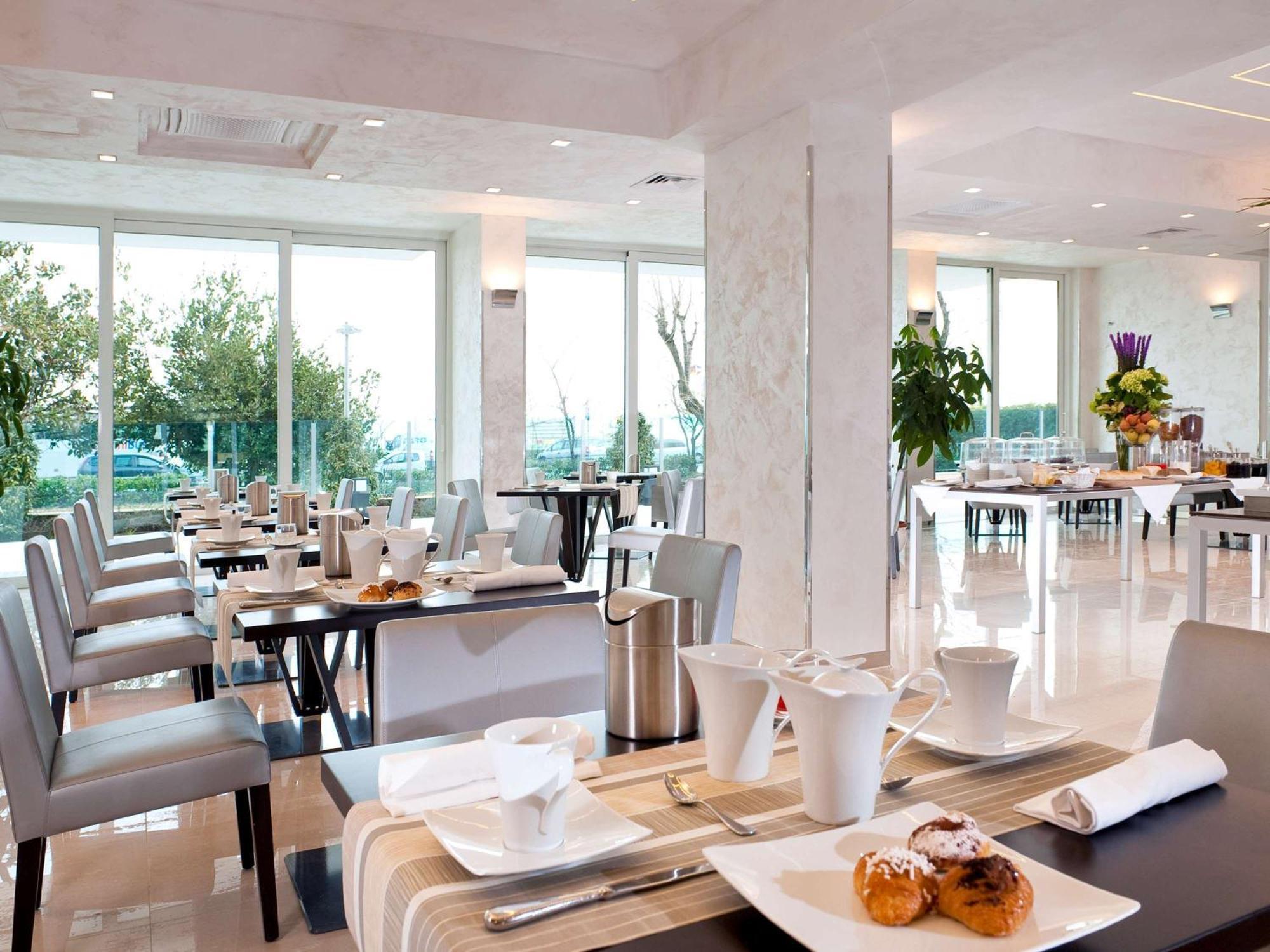 Mercure Hotel Rimini Artis Exteriör bild